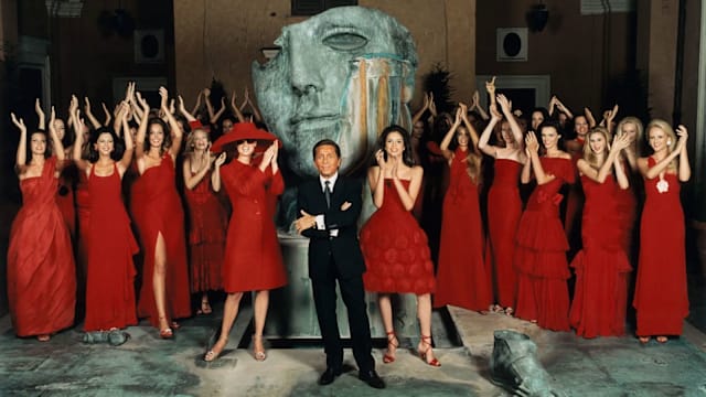 从Jacqueline Lee “Jackie” Kennedy Onassis到Anne Hathaway　Valentino Garavani的巨星时代，优雅定义半世纪时尚