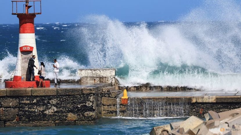 Sailing-Clipper crews confront Roaring Forties in round world race