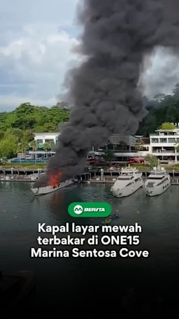 Anggota bomba Singapura berusaha memadamkan kebakaran yang