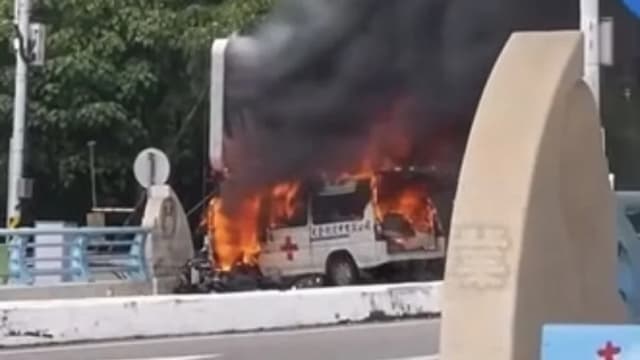 台湾一救护车与摩托车相撞 瞬间爆炸酿一死二伤