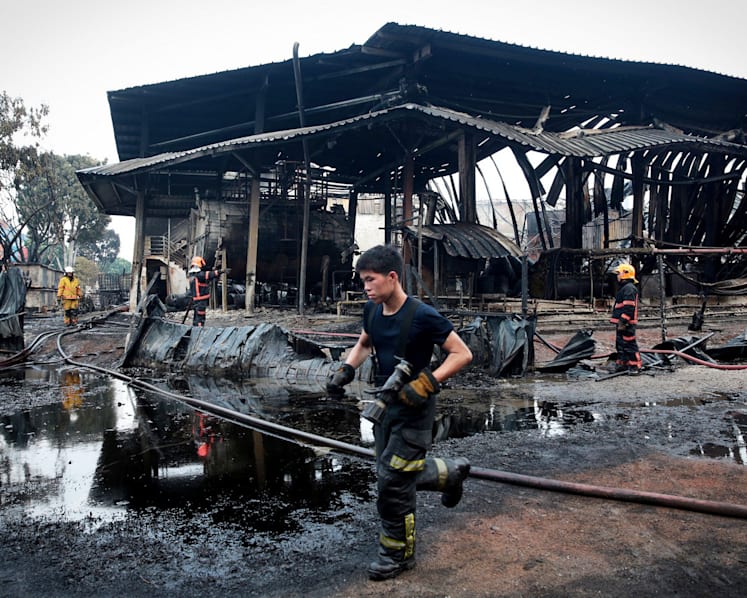 200 SCDF personnel battle huge Tuas plant blaze