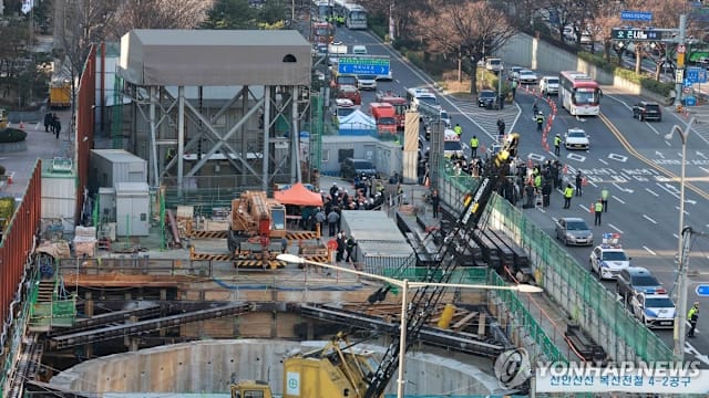 首尔地铁工地钢筋坠落 七人被埋后获救