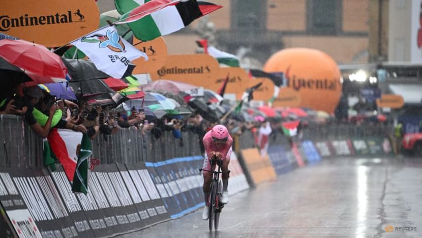 Carapaz solos to Giro stage 11 win, Del Toro stays in pink