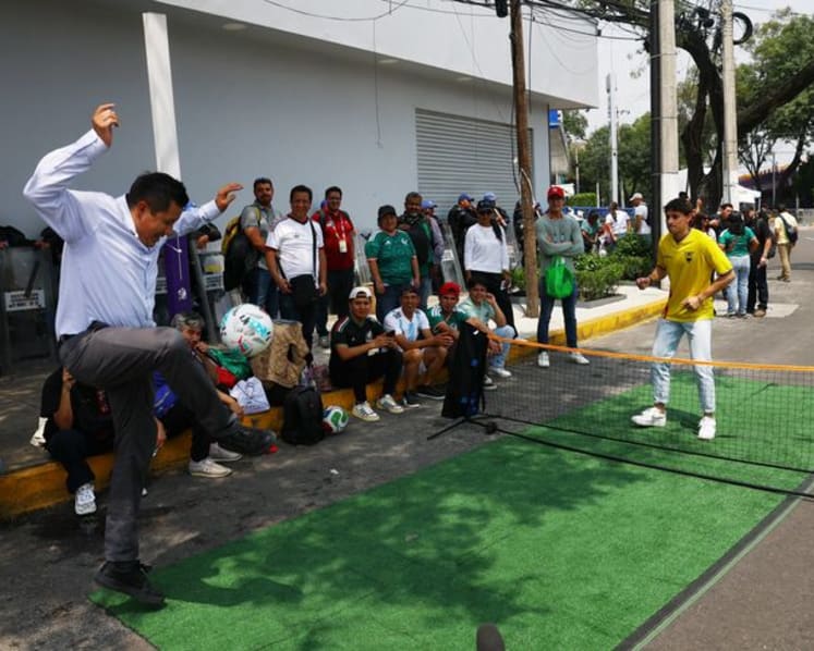 Politics aside, Mexico and Ecuador fans keep World Cup rivalry friendly
