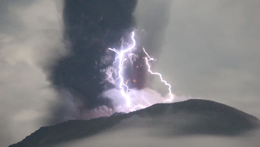 Gunung Ibu terus mengamuk! Erupsi dahsyat hingga ratusan warga diungsikan