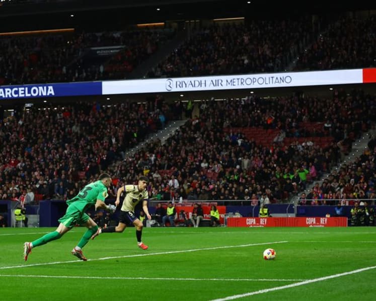 Atletico hit Barcelona for four to take giant step toward Copa del Rey final