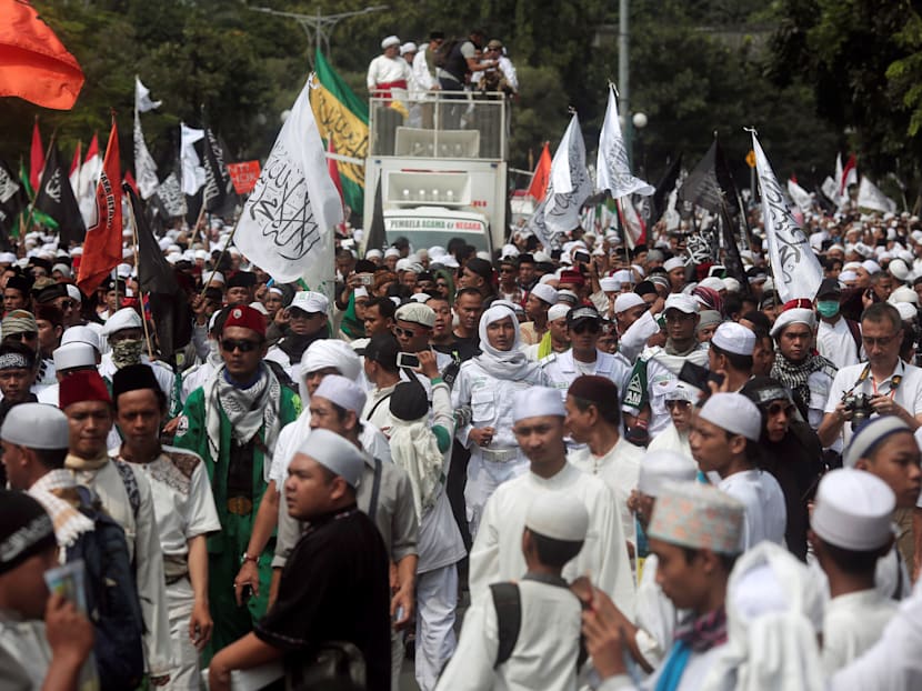 Why have Indonesian politicians increasingly been rallying ethnic and religious support?