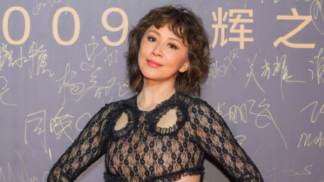 刘嘉玲“洞洞装”礼服大翻车，女神变大妈！