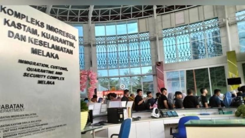 Perantau Indonesia pulang beraya naik feri dari Melaka