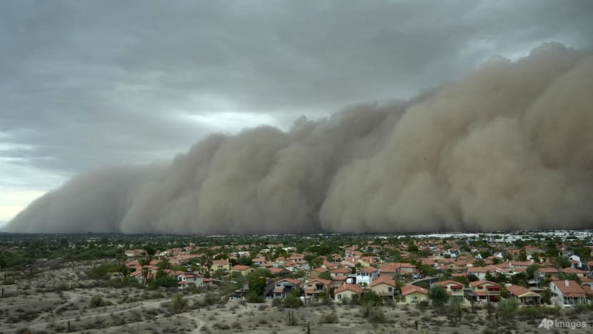 Towering wall of dust rolls through US city, leaving thousands without power Towering wall of dust rolls through US city, leaving thousands without power
