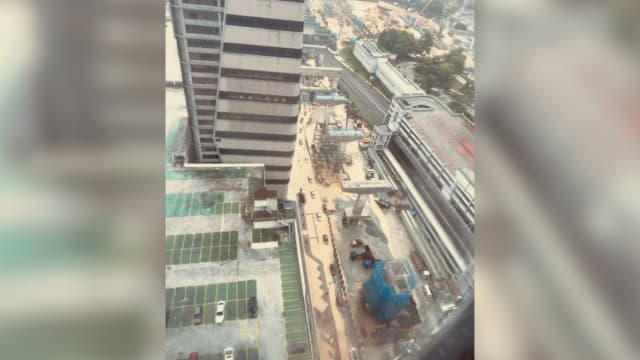 今早突然暴雨 新山关卡大厦附近道路淹水