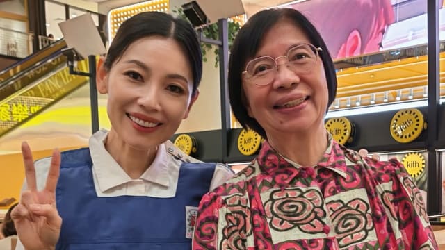 欧菁仙重披校服现身中学聚会！老师仍记：你上课会笑到在地上滚