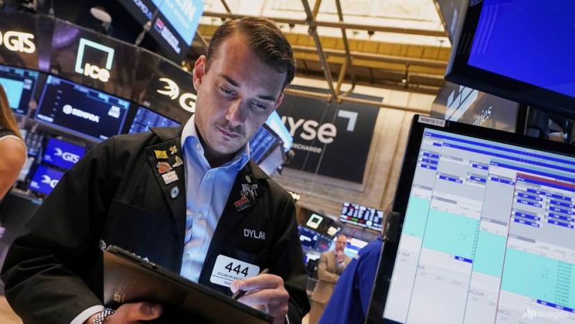 S&P 500 ends slightly up; traders watch US-China trade talks