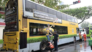 Tower Transit பேருந்து எண் 98, SBS பேருந்து எண் 99இன் பின்னால் இடித்தது: LTA