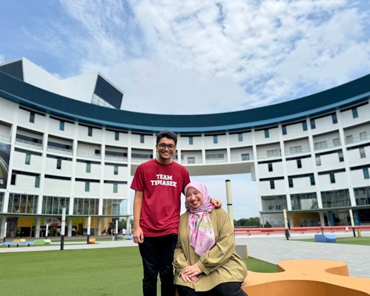 Ibu satu ini memutuskan untuk kembali ke bangku kuliah bersama putranya di usia 40