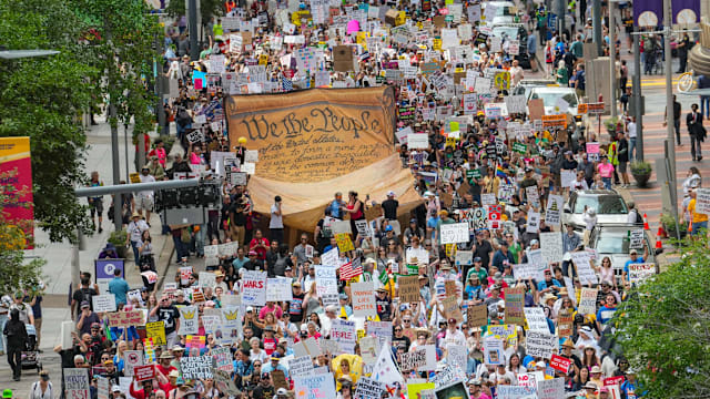 “无王”示威席卷全美逾3000城镇 800多万人抗议特朗普政策