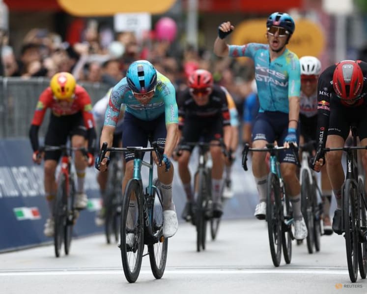 Thomas Silva sprints to victory in Giro stage 2 after nearly 20 riders crash