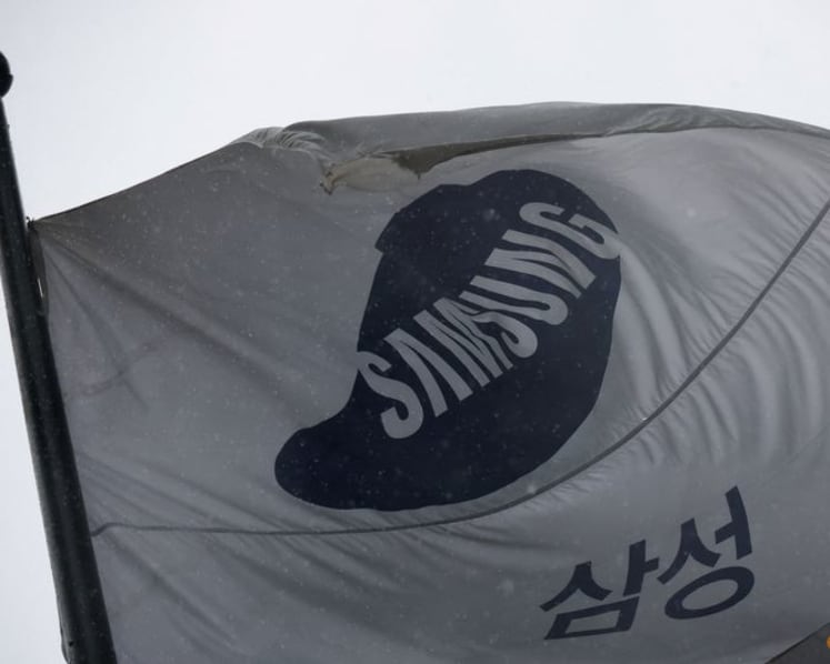 Samsung Elec to convene board meeting Friday to discuss shareholder return plan, says source