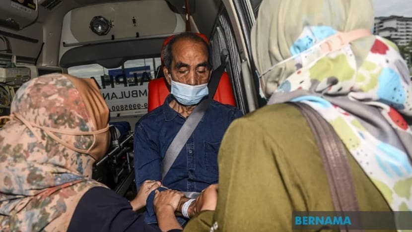 Bapa dan anak yang 20 tahun terpisah akhirnya bertemu di Johor