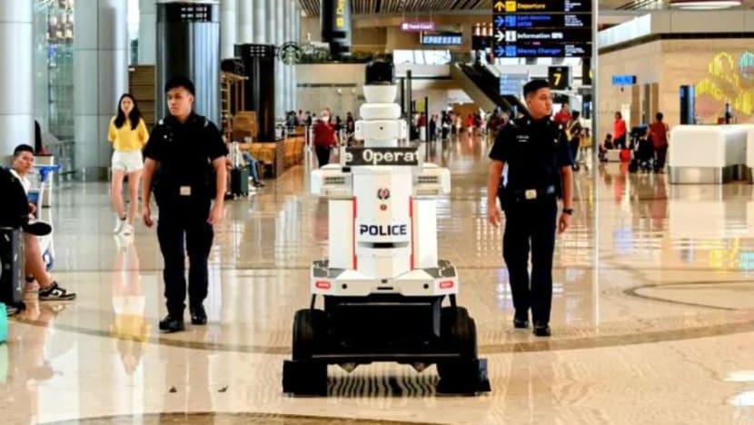 Robot peronda polis diperkenal di merata SG; 2 sudah 'bertugas' di Lapangan Terbang Changi 