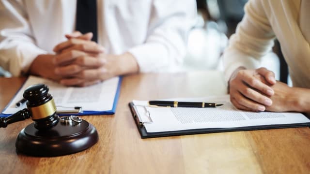 中国夫妻离婚但拒养抑郁症女儿 法院判不准离
