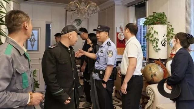 北京女子受困洋房电梯30小时 幸得送货员相救