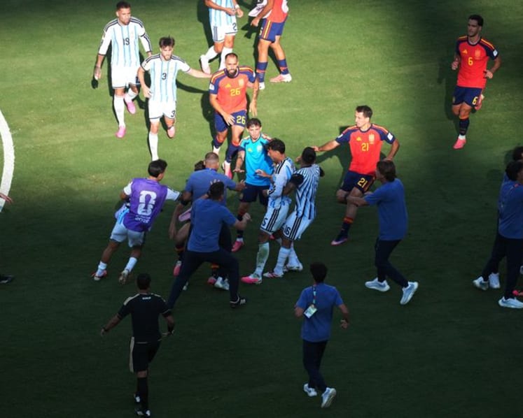 Tempers flare at end of Spain-Argentina World Cup final