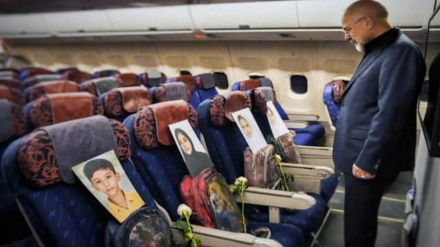 伊朗议长携空袭遇难儿童照片赴会 “他们是我的同伴”