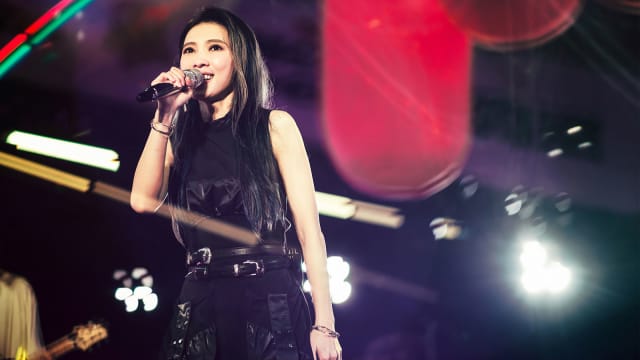 戴佩妮唱《流星花园》片尾曲　双手合十悼念大S