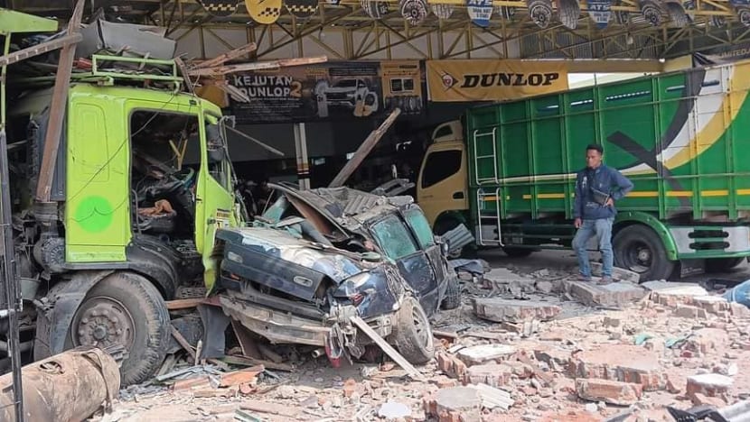 Kecelakaan maut 7 kendaraan di Subang, 2 tewas termasuk tukang becak mangkal Kecelakaan maut 7 kendaraan di Subang, 2 tewas termasuk tukang becak mangkal