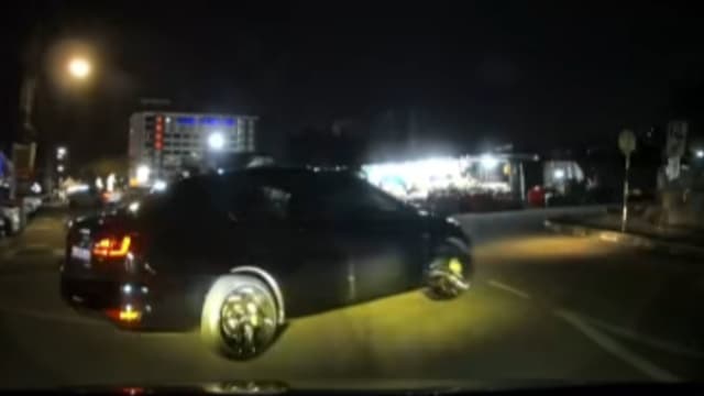 疑似在新山违规U转 狮城轿车逆向行驶险些酿祸