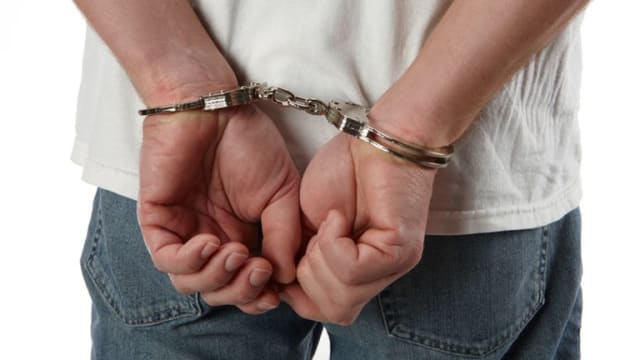 涉嫌偷窥罪行 八名男女被捕明面控