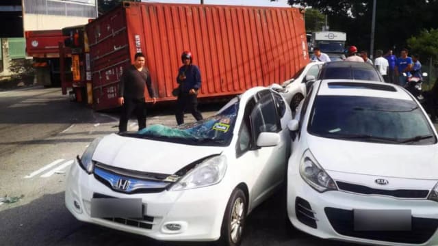 马国大山脚集装箱压毁轿车 男伤者目前情况稳定
