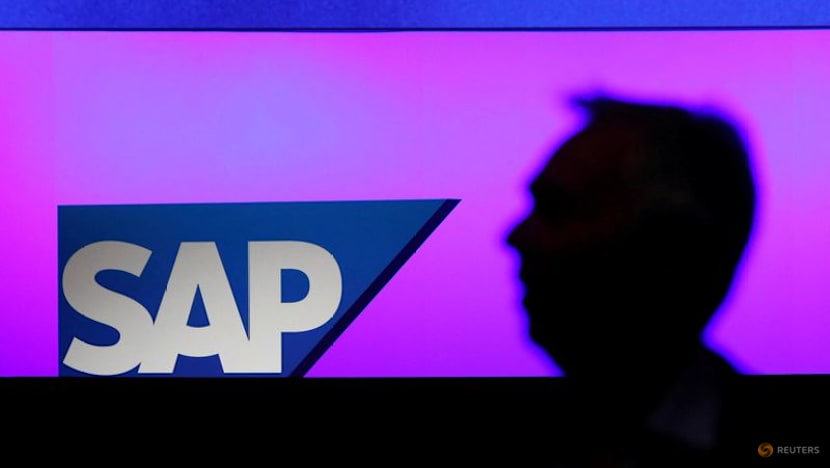 SAP shares turn negative on new cloud business outlook