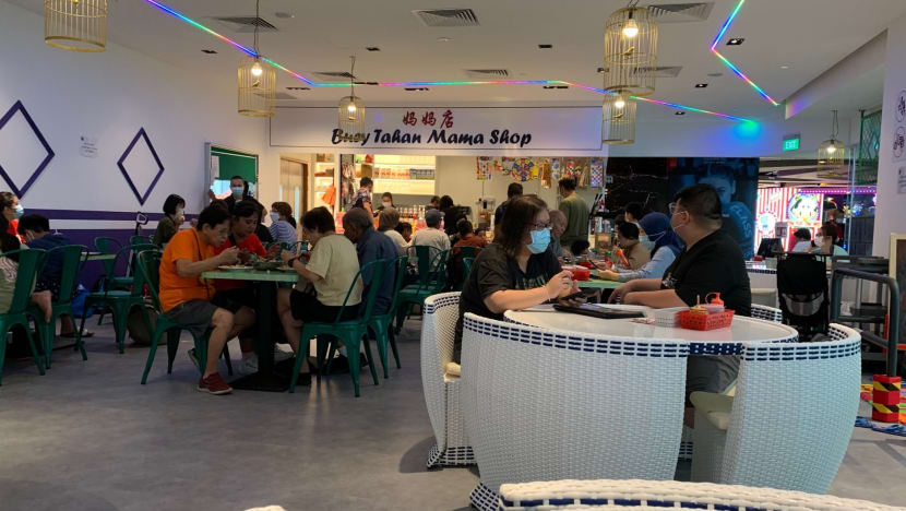 Jamu selera bertemakan kolong blok retro di Buey Tahan See-Food Downtown East