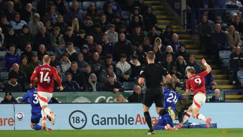 Fernandes caps Manchester United's 3-0 win at struggling Leicester
