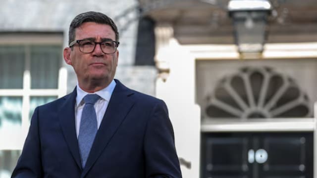 英国首相伯纳姆宣布取消家庭电费增值税 减轻民众生活负担
