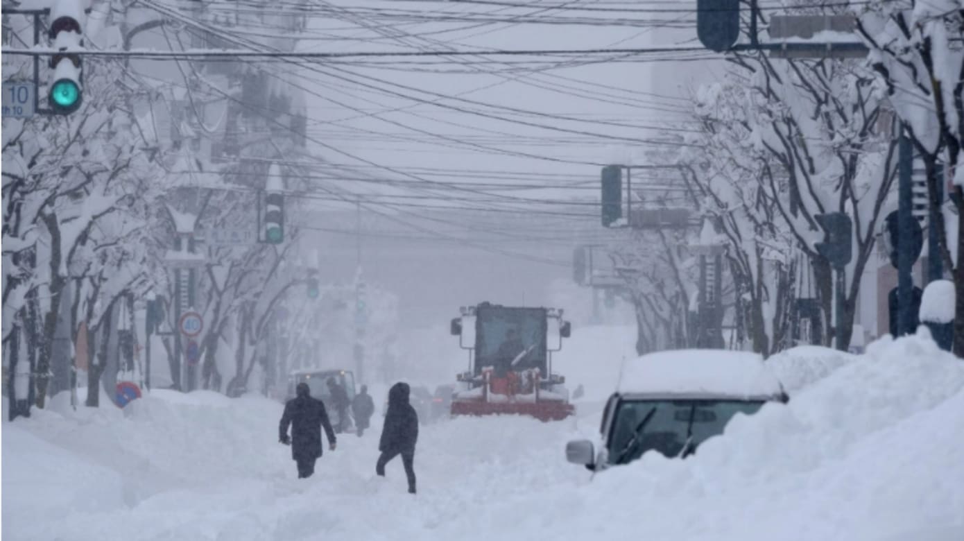暴雪狂风肆虐札幌 近900人滞留机场 北海道迎极寒考验