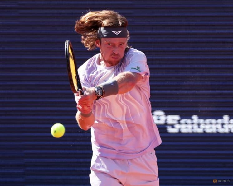 Fils powers past Rublev to win Barcelona Open