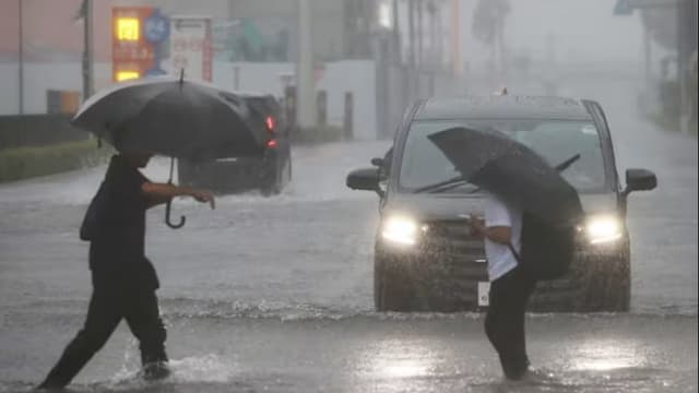 台风杜鹃逼近日本东部 强降雨引发土崩一人受困