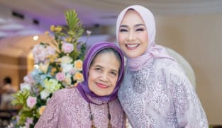 Tak bisa pulang, Alya Rohali saksikan pemakaman Ibu dari Amerika lewat video call