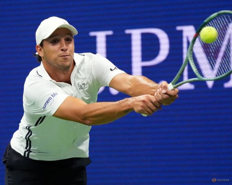 Zverev beats Darderi and the clock to reach US Open quarters
