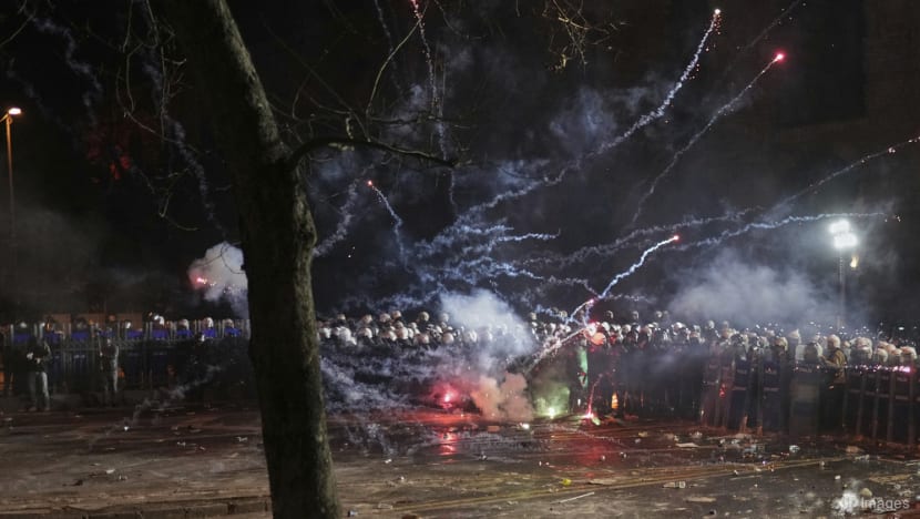 Vast crowds rally in Istanbul as mayor quizzed by prosecutors