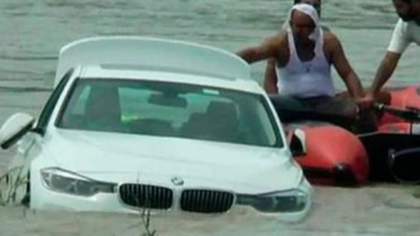 Merajuk tidak dapat kereta Jaguar, lelaki ini buang BMW ke dalam sungai