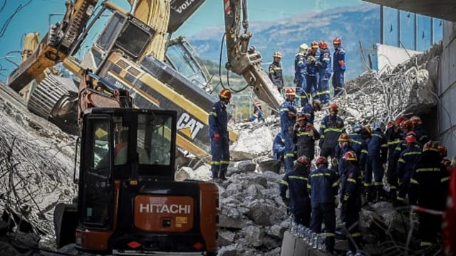 希腊佩特雷一座正在重建的交通大桥坍塌 导致一死八伤