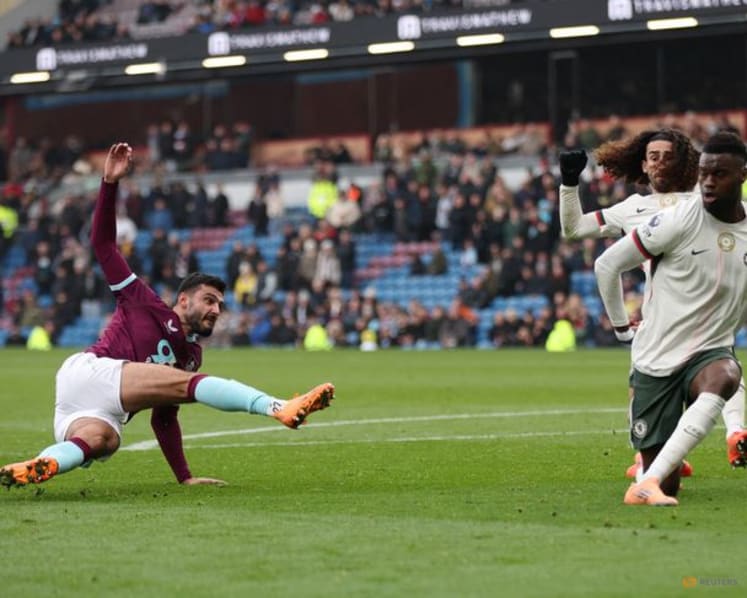 Chelsea close gap on leaders Arsenal with 2-0 win at Burnley