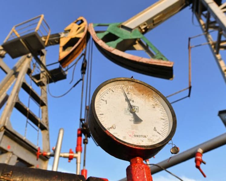 Oil falls 2% on looming supply glut, hopes of Ukraine peace deal