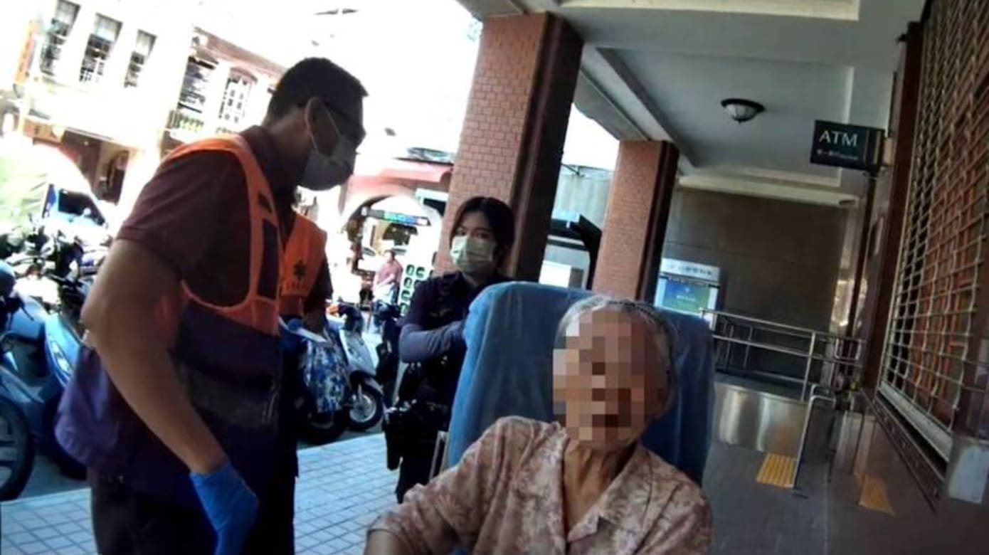老妇携87万元金条现金赴约 途中跌倒揭交友骗局