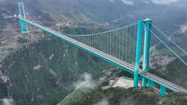 贵州花江峡谷大桥正式通车 桥面距水面625公尺创世界第一