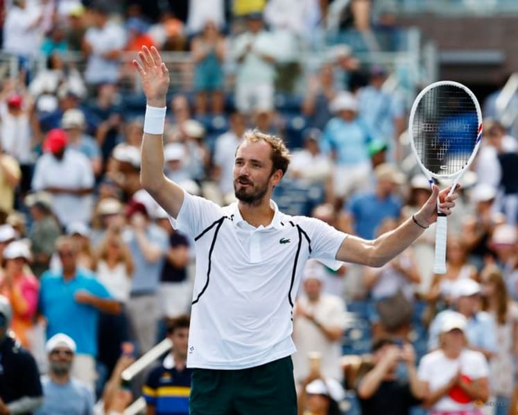 Medvedev's strong form continues with convincing win over Rinderknech